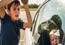 🚨Eight-year-old boy rescues a child from a locked car, gets late to class and scolded – then something unexpected happens!